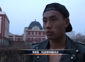 新晋金鸡影帝张译新片 《五金家族》首曝预告及海报，影片镜头对准上世纪90年代小镇，讲述两个下岗工人本意追讨债款，却最终收养欠债人女儿，三个人自此命运紧密相连的故事
